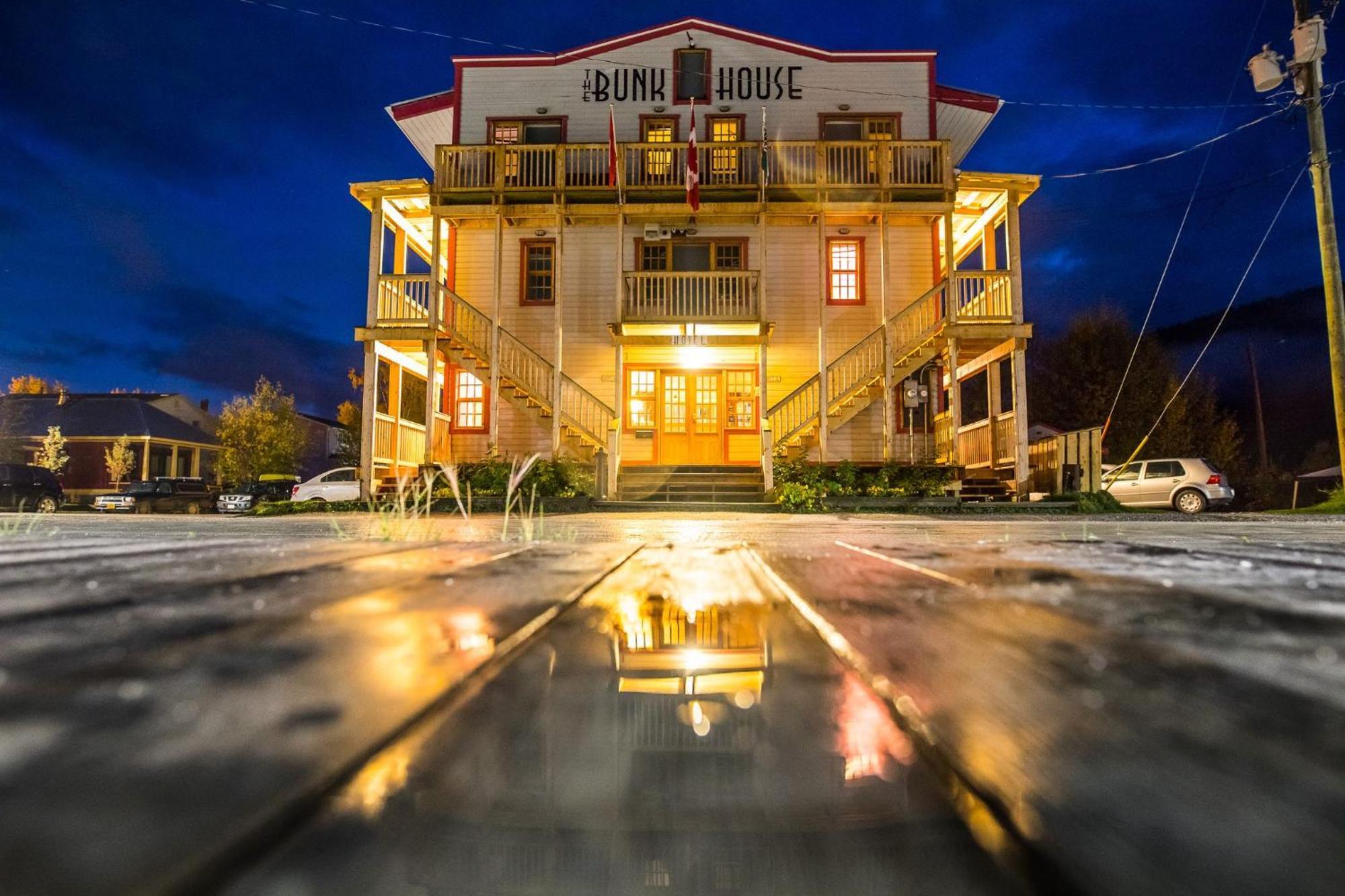 The Bunkhouse Hotel Доусън Сити Екстериор снимка