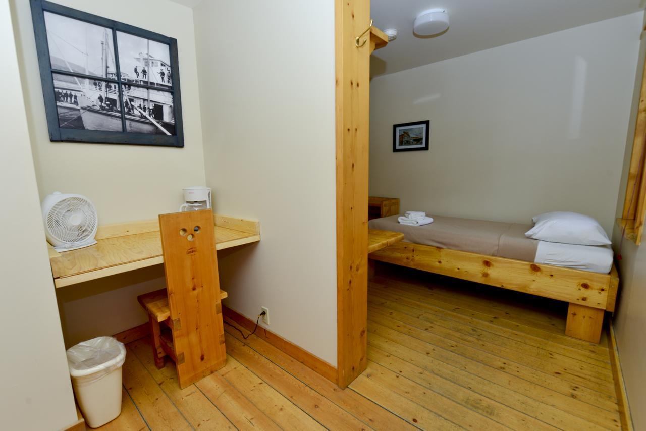 The Bunkhouse Hotel Доусън Сити Екстериор снимка