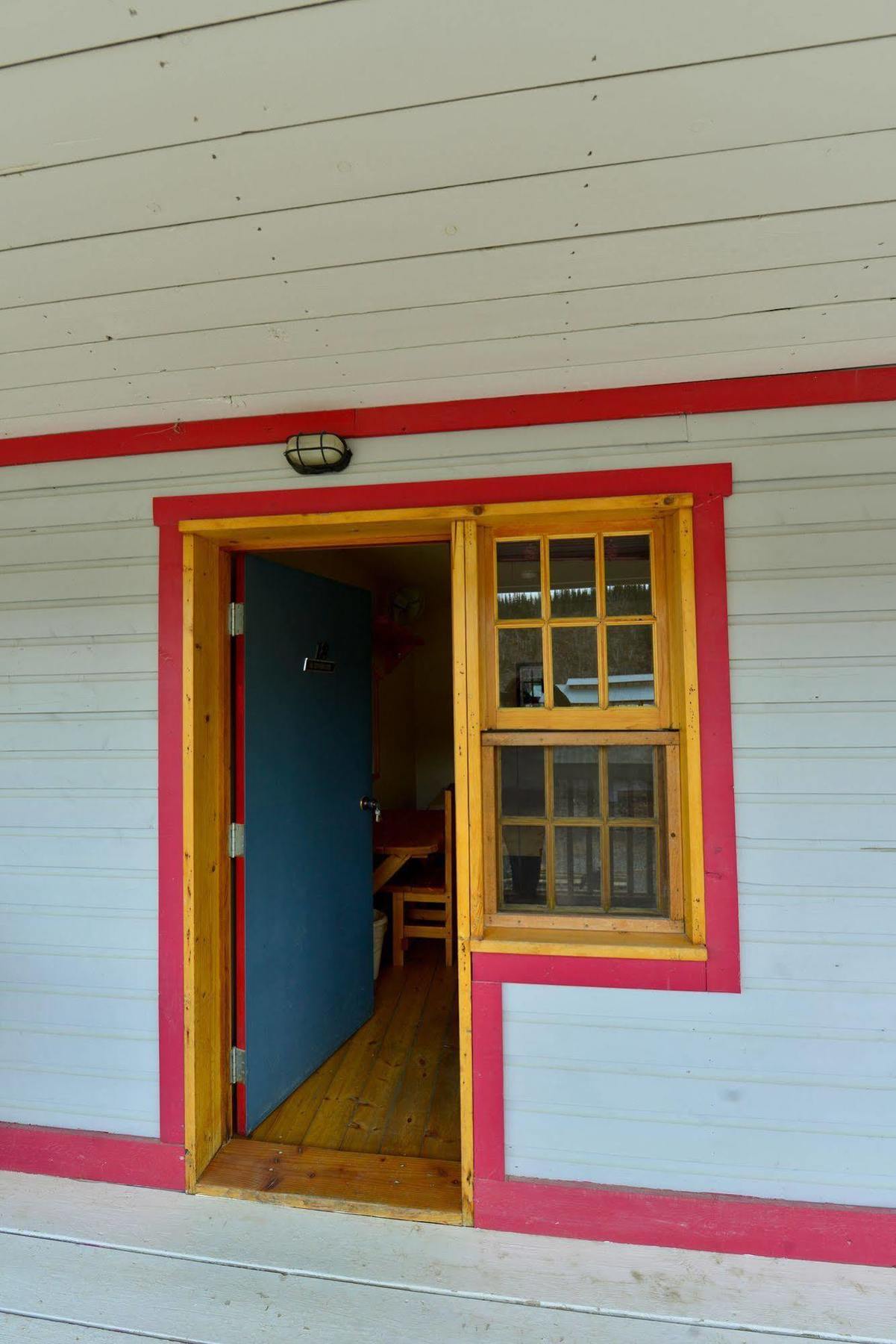 The Bunkhouse Hotel Доусън Сити Екстериор снимка
