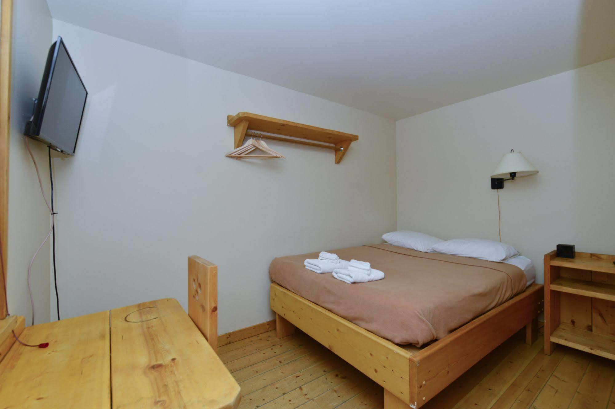 The Bunkhouse Hotel Доусън Сити Екстериор снимка